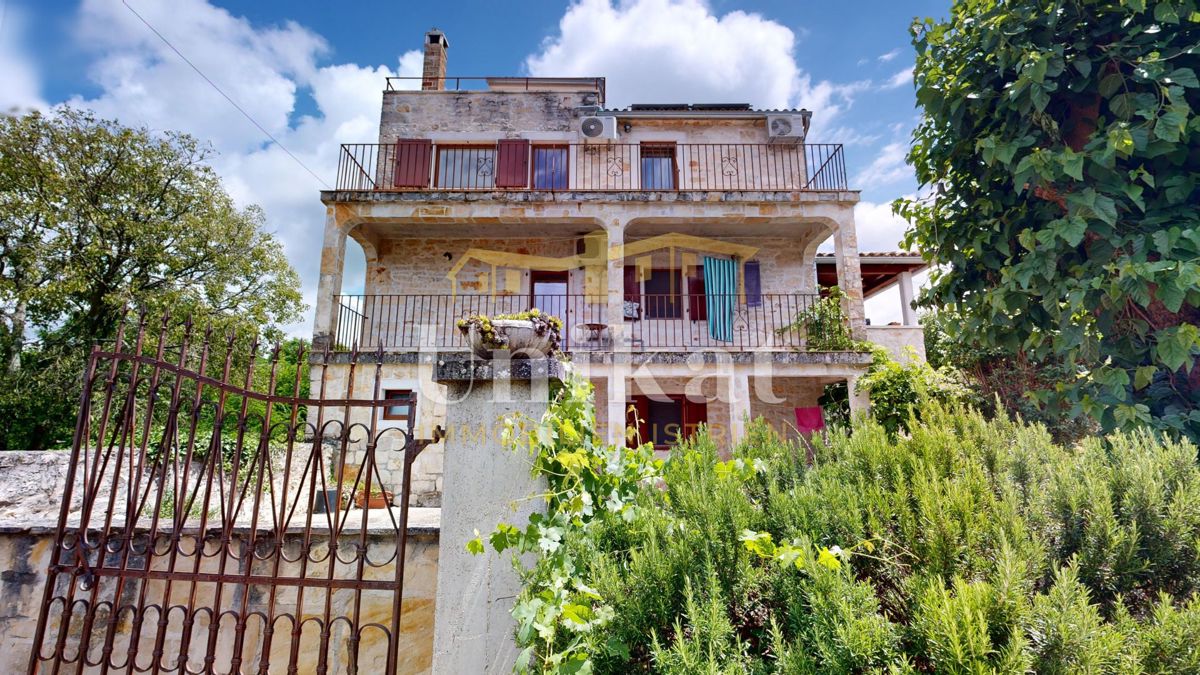 Renovirana kamnita hiša s bazenom